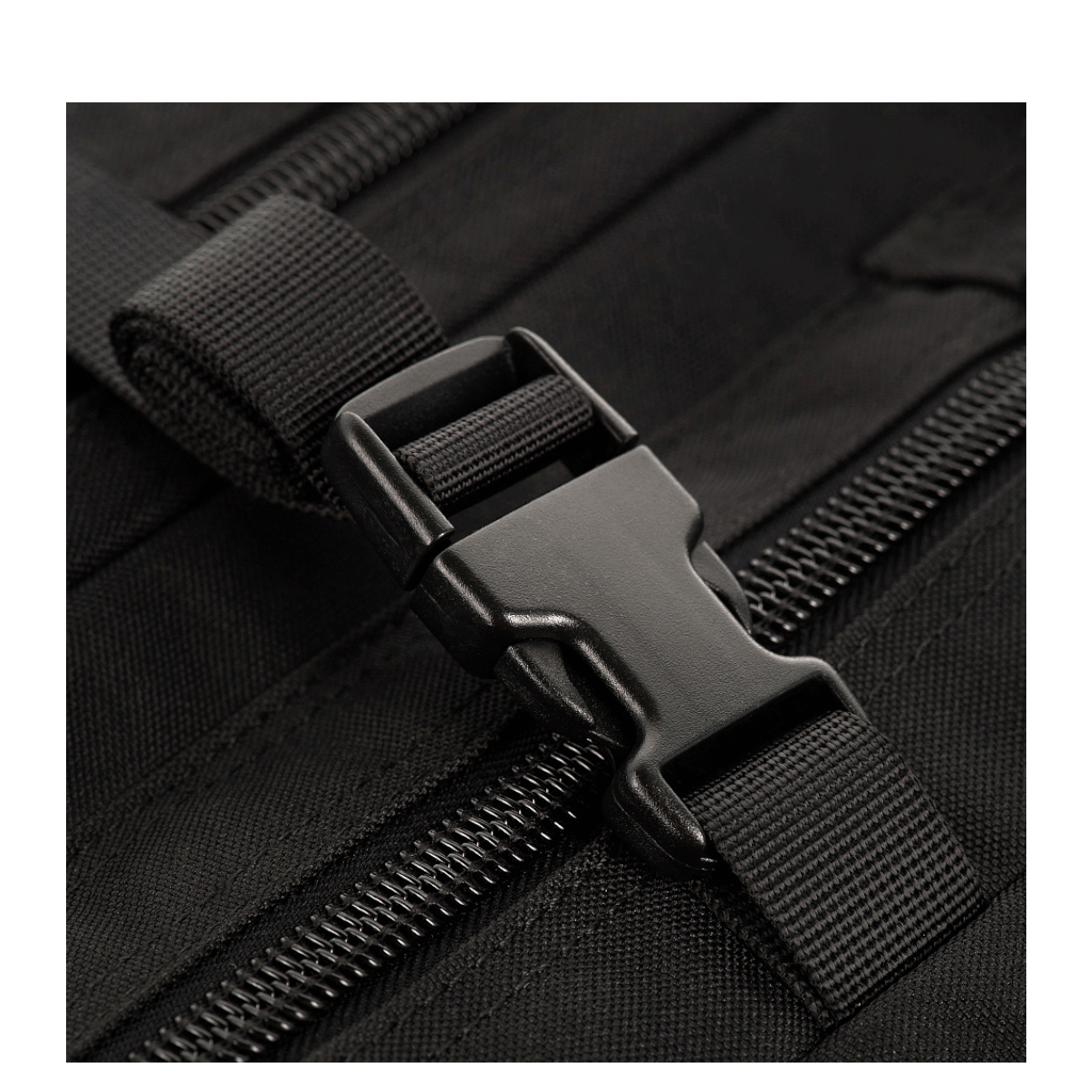 Kiinnitysdetalji M-Tac Large Assault Pack -repusta: vetoketju ja säädettävä remmi, musta materiaali