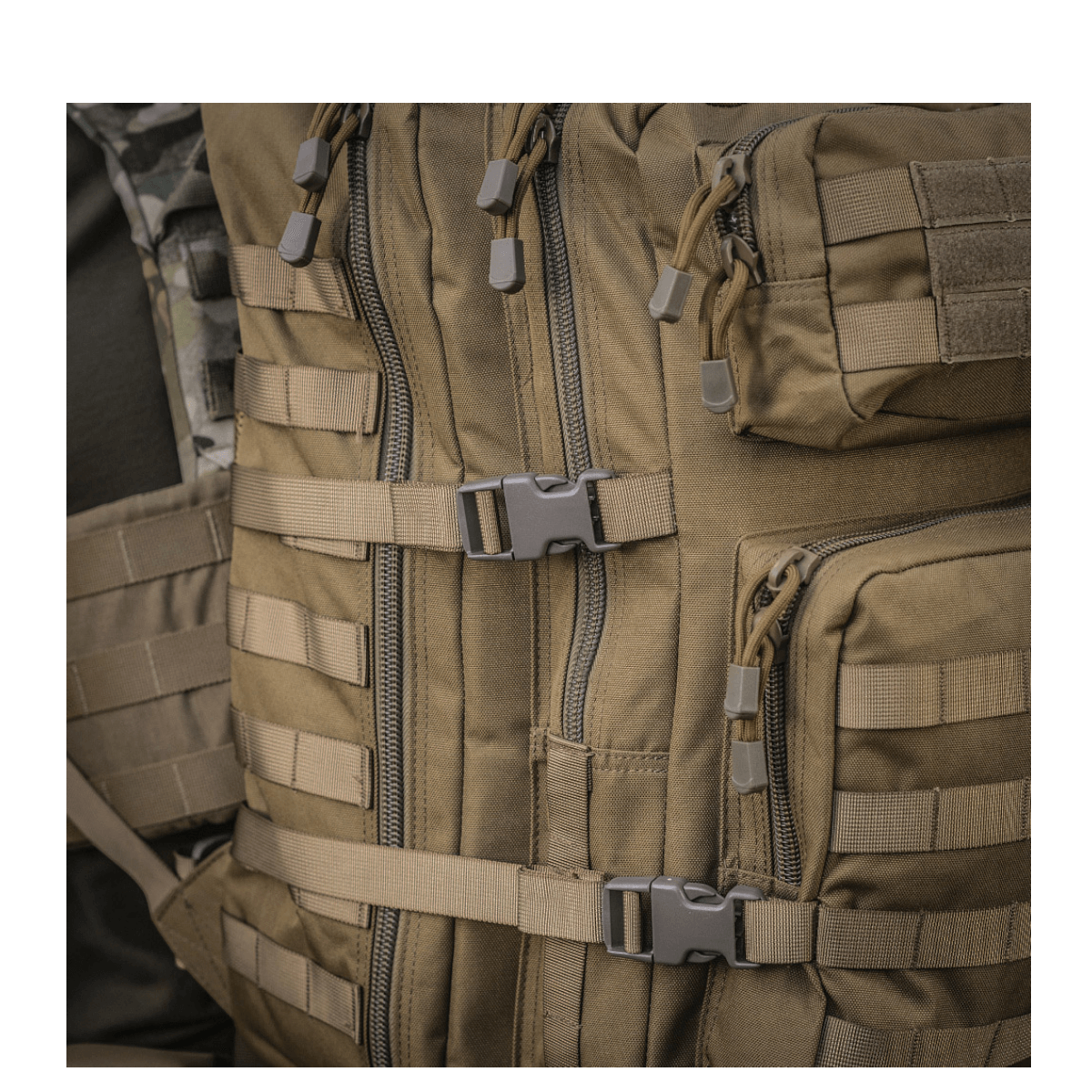 M-Tac Large Assault Pack -reppu MOLLE-järjestelmällä, pehmustetut olkahihnat ja useita vetoketjutaskuja.