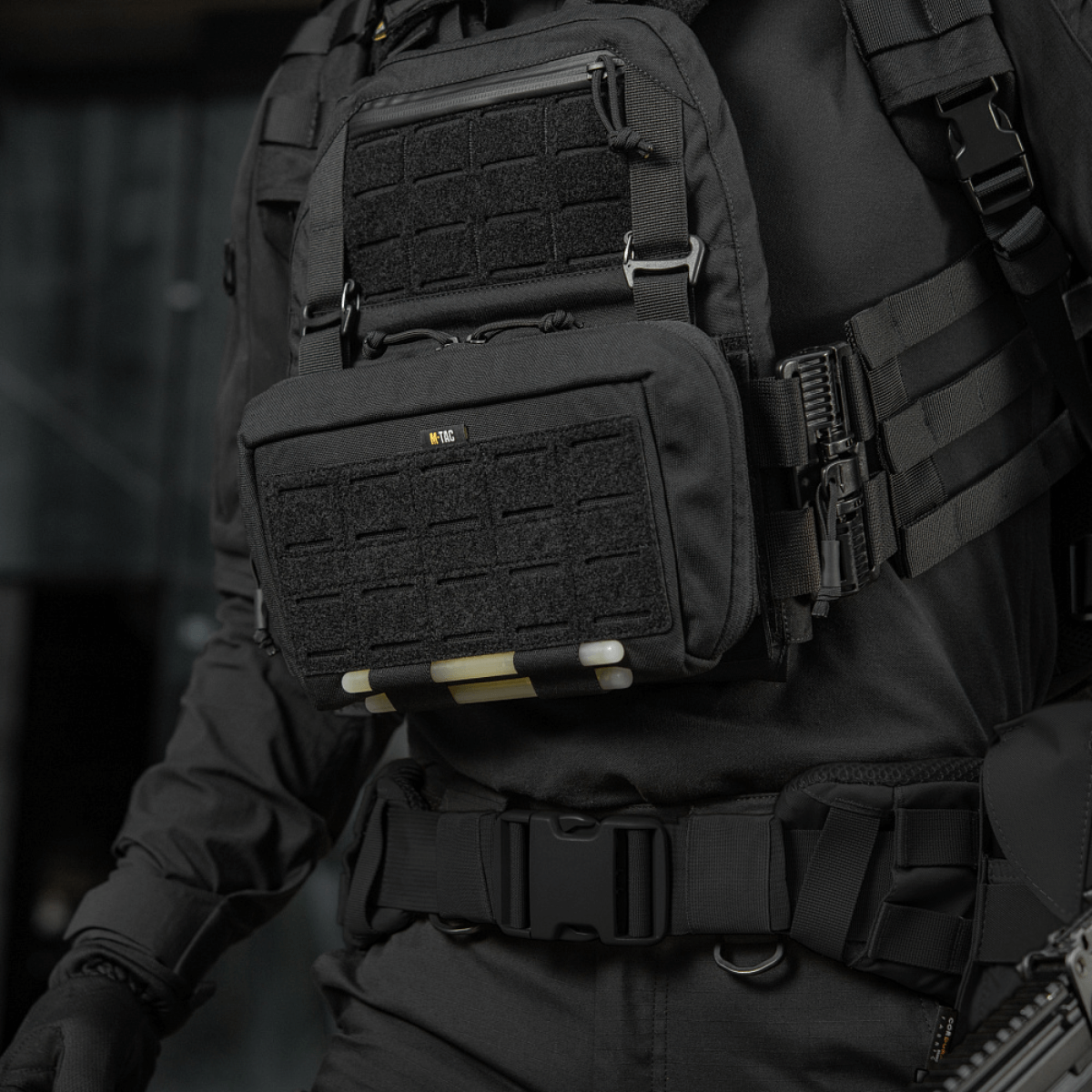 M-Tac Admin Pouch Large Elite kiinnitettynä taktiseen liiviin, tehty kestävästä Cordura 500D:stä, sopii varusteiden säilytykseen.