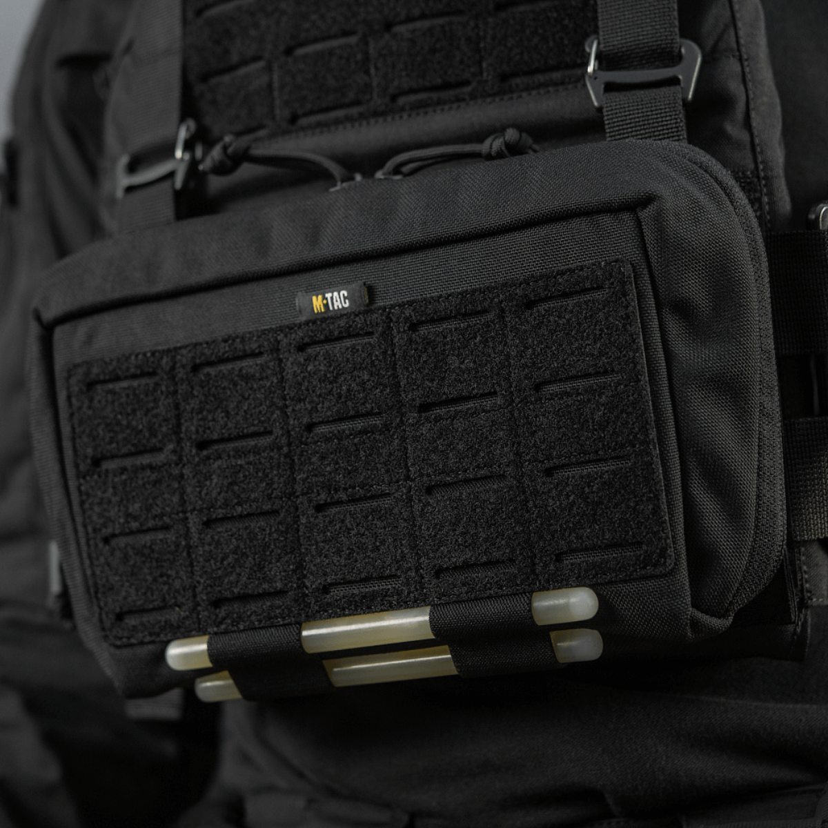 M-Tac Admin Pouch Large Elite taktinen laukku Cordura 500D:stä, käytännöllinen asiakirjoille ja varusteille.