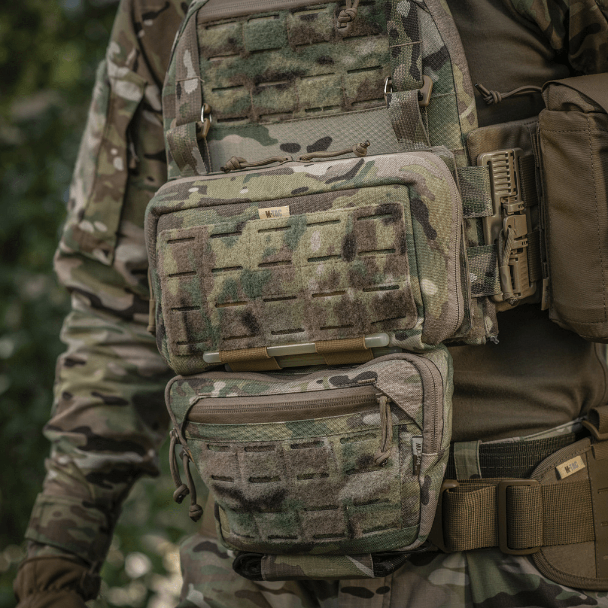 M-Tac Admin Pouch Large Elite taistelukäyttöön, valmistettu Cordura 500D:stä, laserudskåret velcro-panel patchesille.