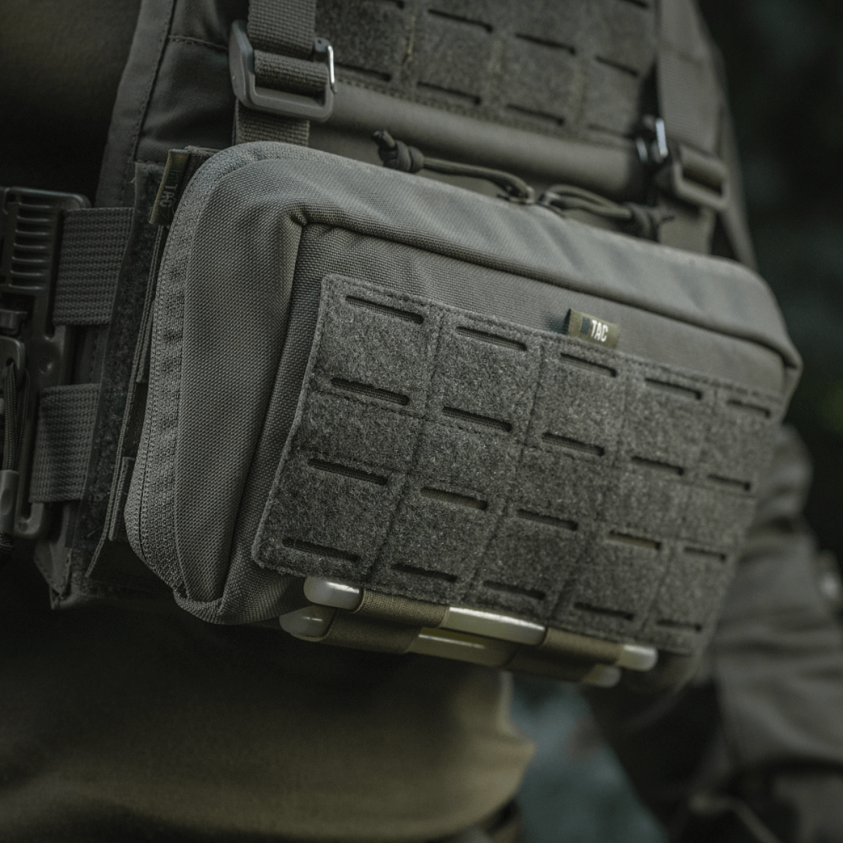 M-Tac Admin Pouch Large Elite Cordura 500D -laukku kiinnitettynä taktiseen liiviin, laser cut velcro-panel patchesille.