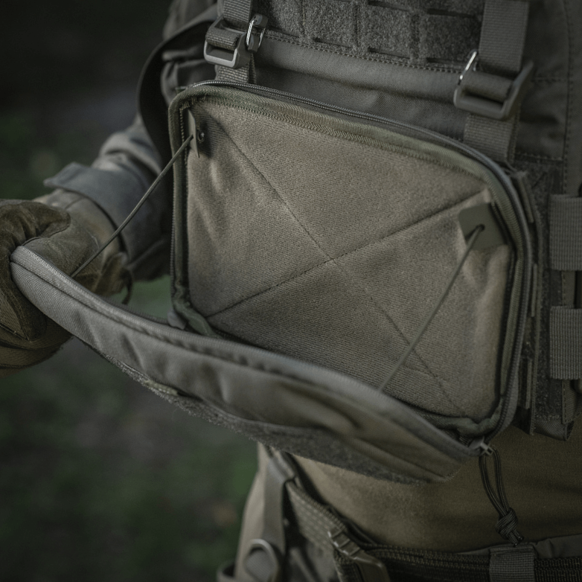 M-Tac Admin Pouch Large Elite kiinnitettynä taktiseen liiviin, näyttää avoimen ja tilavan muotoilun varusteiden säilytykseen.