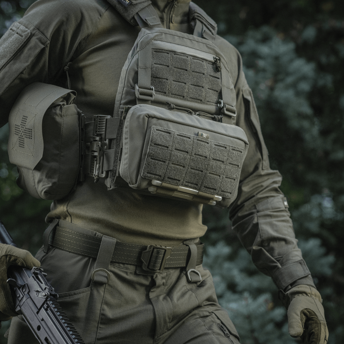 M-Tac Admin Pouch Large Elite käytössä taktisten varusteiden kanssa, Cordura 500D -materiaali, sopii välttämättömien tavaroiden säilytykseen.