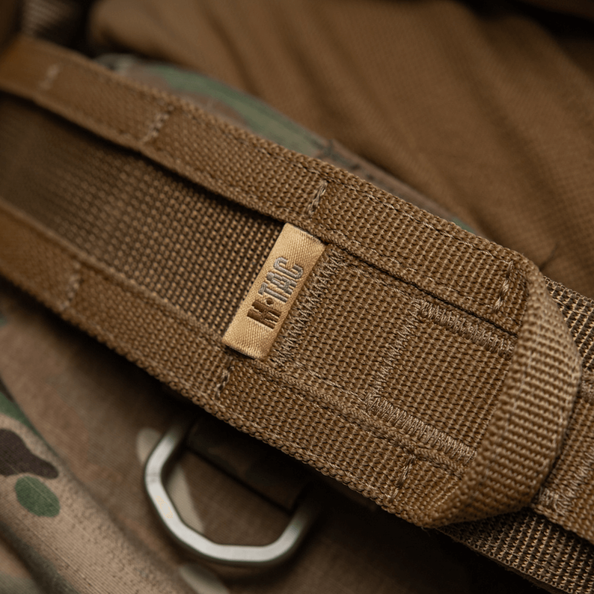 Lähikuva M-Tac Range -vyöstä Cobra Buckle Gen.IV Tegris-komposiittivahvikkeella ja tarralla, suunniteltu taktiseen ja aktiiviseen käyttöön.
