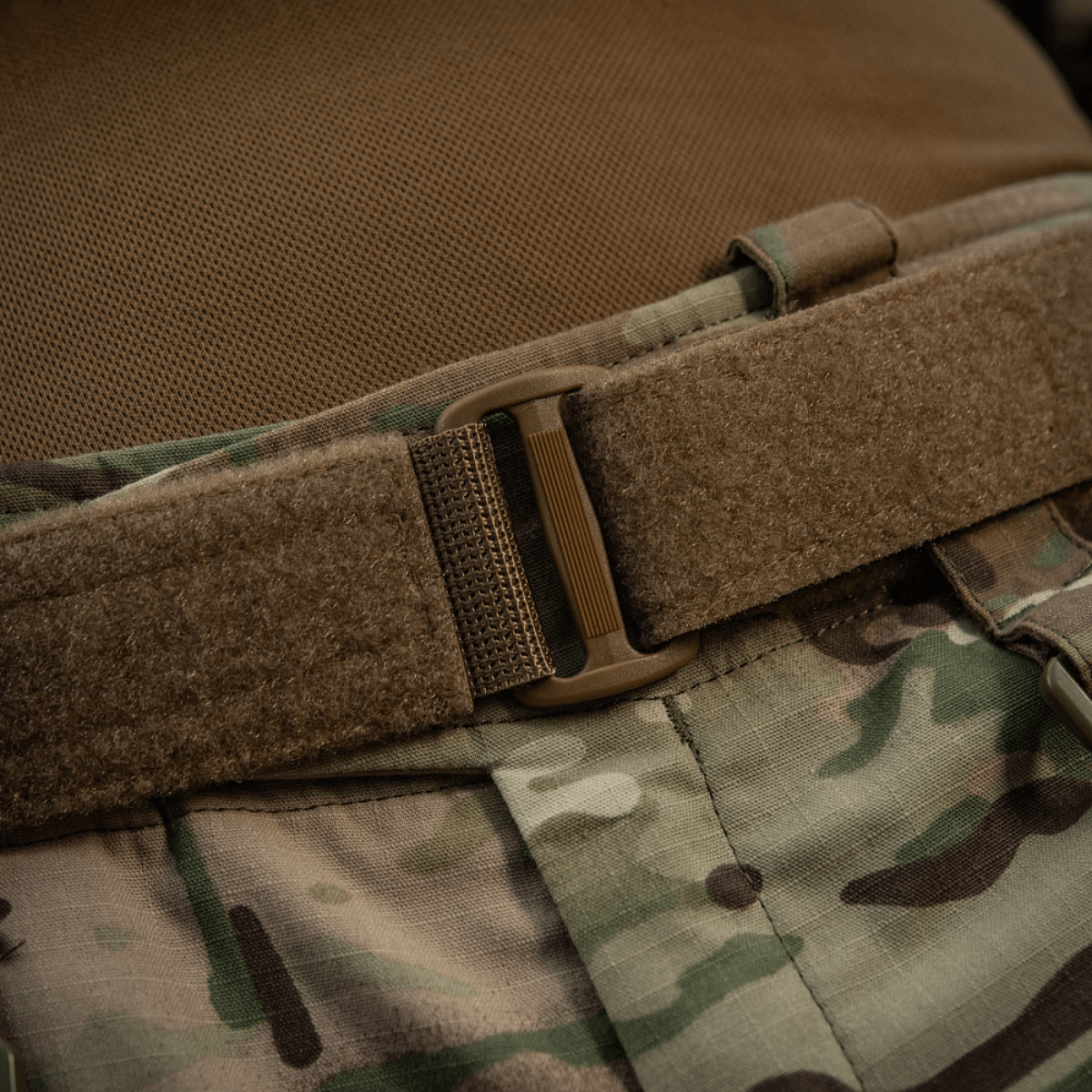 M-Tac Range -vyö Cobra Buckle Gen.IV - taktinen sotilasvyö, säädettävä koko ja vahvistus, nähty maastohousuissa.