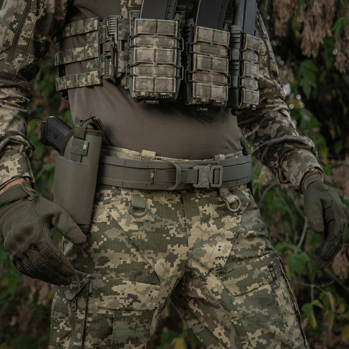 M-Tac Range -vyö Cobra Buckle Gen.IV käytössä, taktinen vyö varusteineen, täydellinen sotilas- ja ampumaratakäyttöön. Vahvistettu Tegris-komposiitilla.