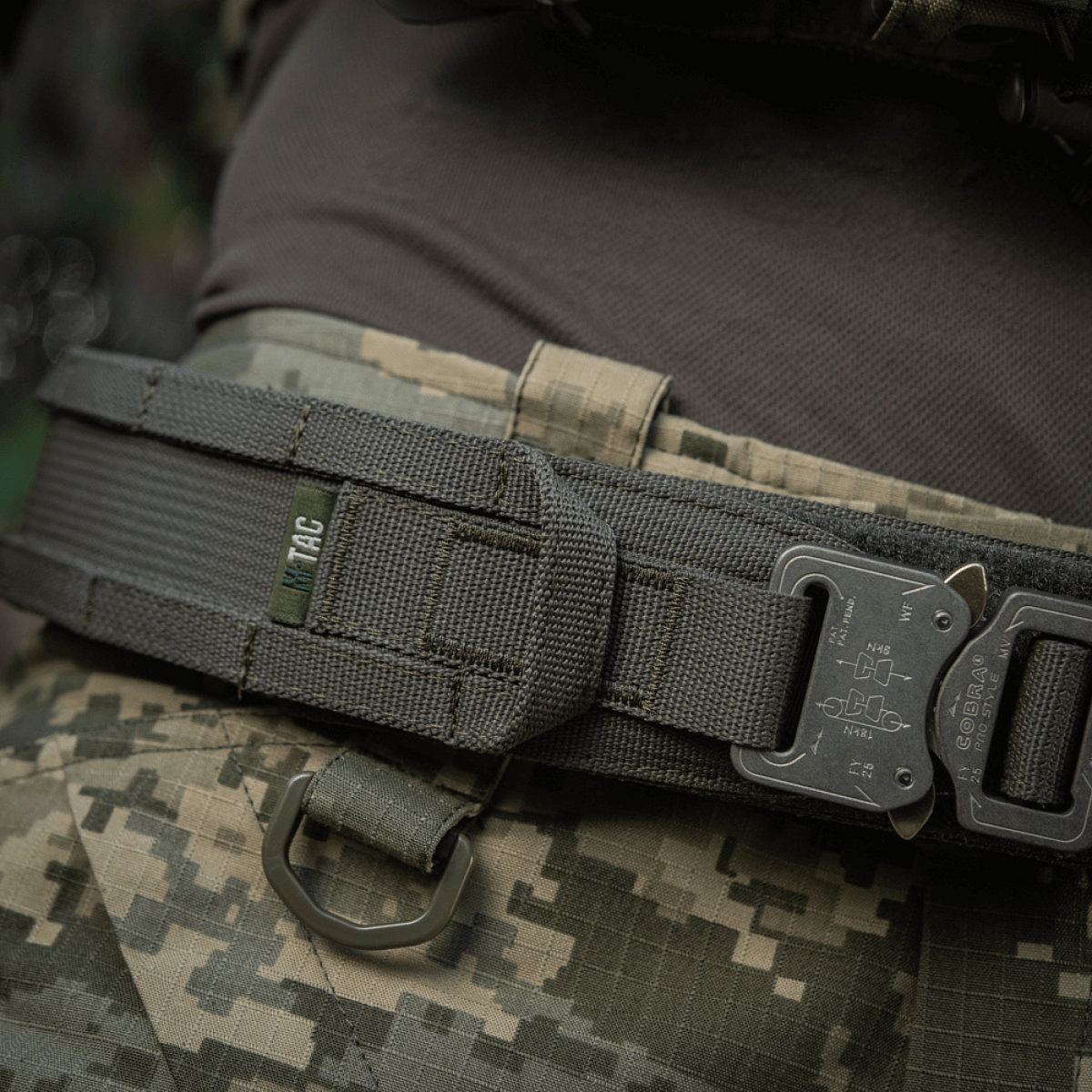 M-Tac Range -vyö Cobra Buckle Gen.IV käytössä, taktinen vyö sotilaskäyttöön säädettävällä koolla ja Tegris-komposiittivahvikkeella.