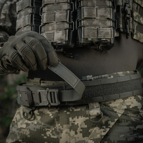 M-Tac Range -vyö Cobra Buckle Gen.IV taktinen vyö käytössä. Sopii sotilas-, poliisi- ja ampumaratakäyttöön säädettävällä istuvuudella ja Tegris-vahvikkeella.