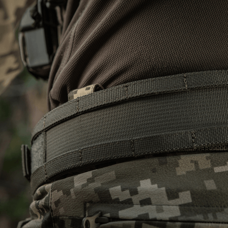 M-Tac Range -vyö Cobra Buckle Gen.IV sotilasuniformussa, taktinen ja säädettävä, Tegris-komposiitilla maksimaaliseen jäykkyyteen ja kestävyyteen.