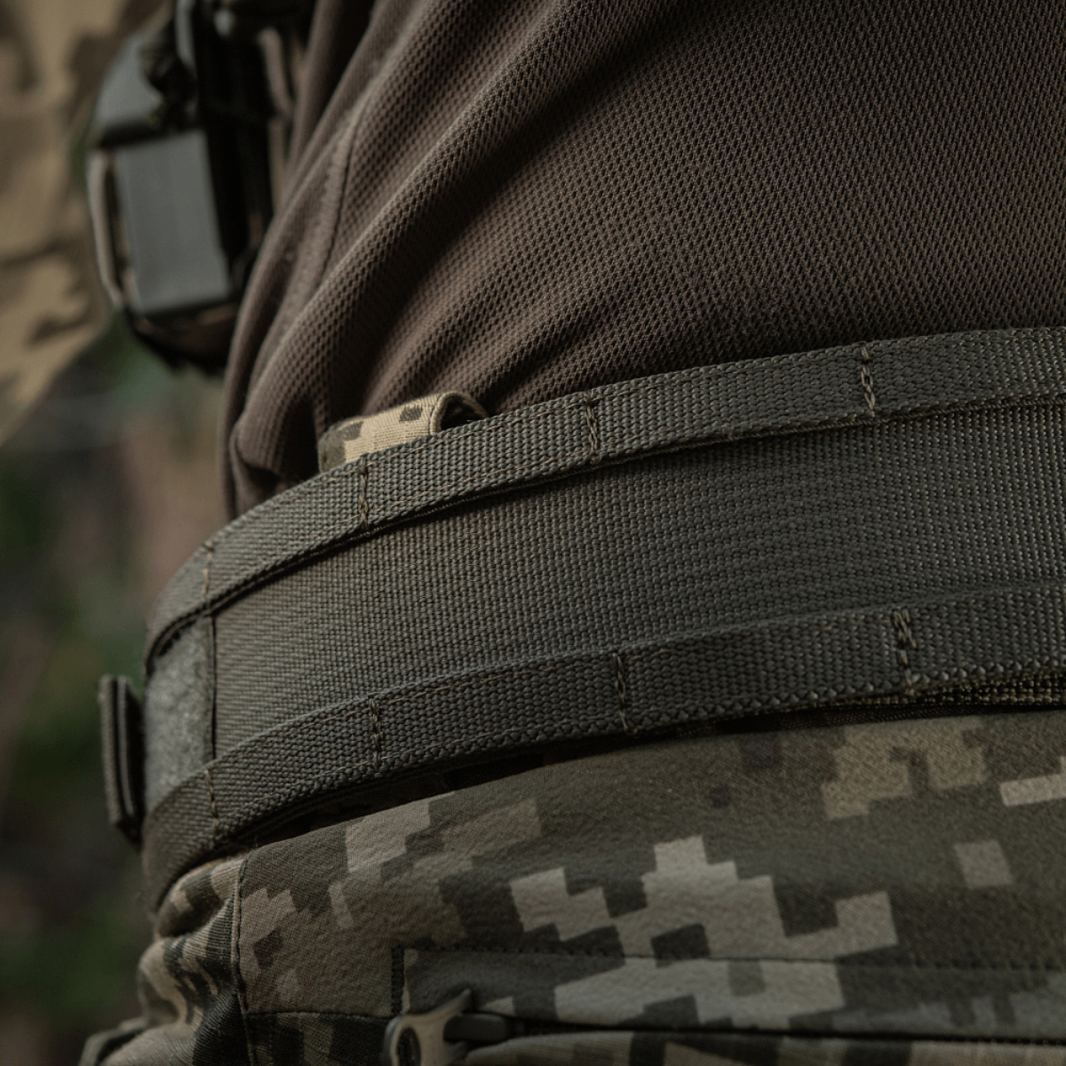 M-Tac Range -vyö Cobra Buckle Gen.IV sotilasuniformussa, taktinen ja säädettävä, Tegris-komposiitilla maksimaaliseen jäykkyyteen ja kestävyyteen.