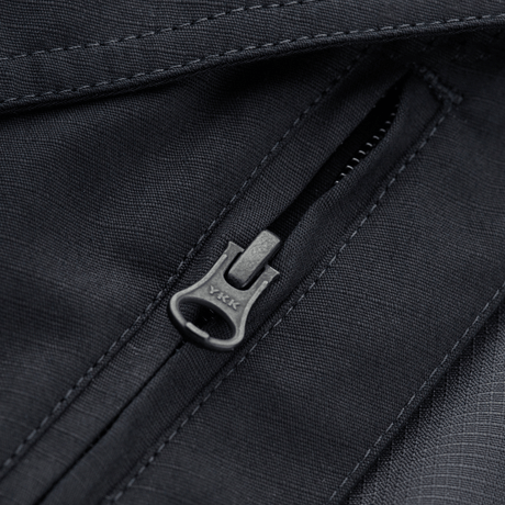 Lähikuva vetoketjutaskusta M-Tac Shorts Aggressor Gen.II Flexissä, valmistettu kestävästä ripstop-kankaasta Teflon-pinnoitteella.