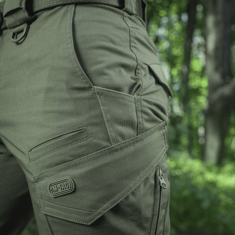 M-Tac Shorts Aggressor Gen.II Flex metsässä, kevyt ja kestävä muotoilu, täydellinen ulkoiluun taktiseen tyyliin.