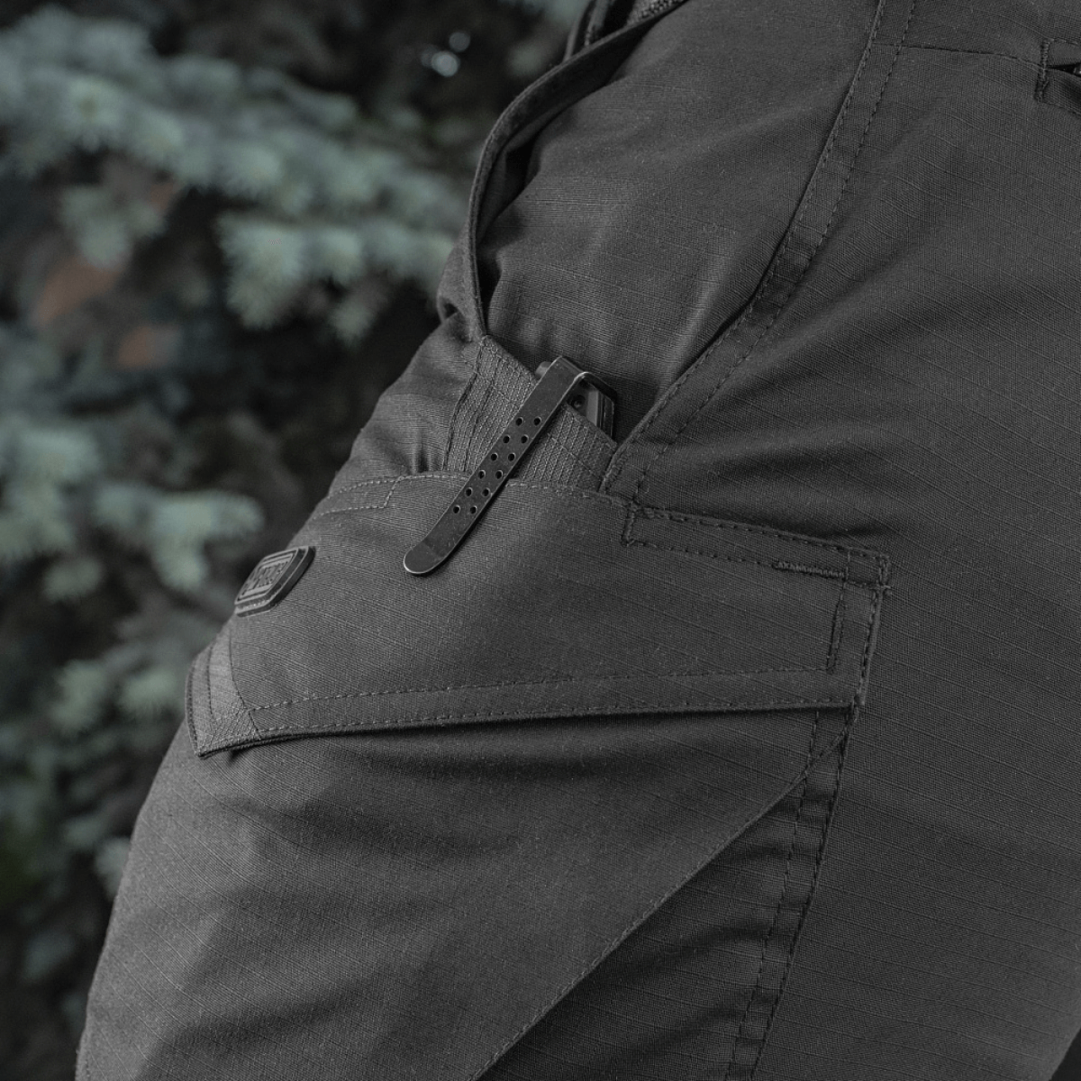 M-Tac Shorts Aggressor Short mustassa rip-stop-kankaassa, sopiva kaupunki- ja luontokäyttöön taktisine ominaisuuksineen kuten klipsit ja D-renkaat.