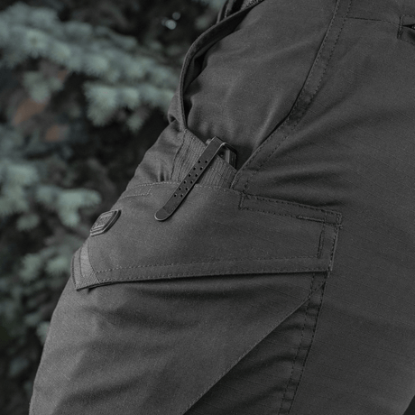 M-Tac Shorts Aggressor Short mustassa rip-stop-kankaassa, sopiva kaupunki- ja luontokäyttöön taktisine ominaisuuksineen kuten klipsit ja D-renkaat.
