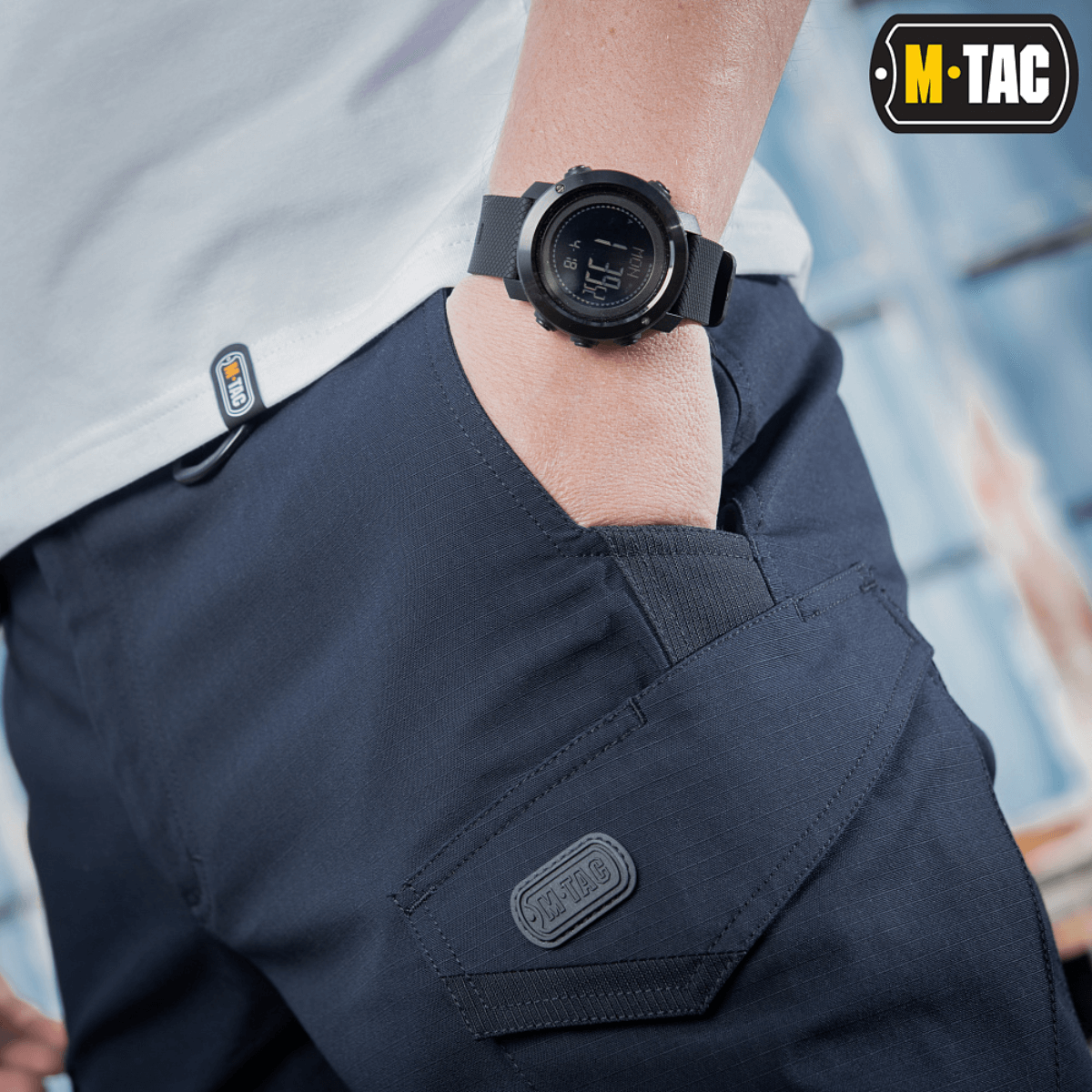 M-Tac Shorts Aggressor Short tummansinisenä, näyttää taskut ja vyölenkin, sopiva ulko- ja kaupunkikäyttöön, valmistettu joustavasta polycottonista.