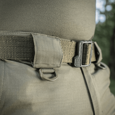 Kuva M-Tac Shorts Aggressor Shortista joustavalla vyölenkillä ja D-renkaalla, sopii taktiseen käyttöön ja mukavuuteen kuumina päivinä