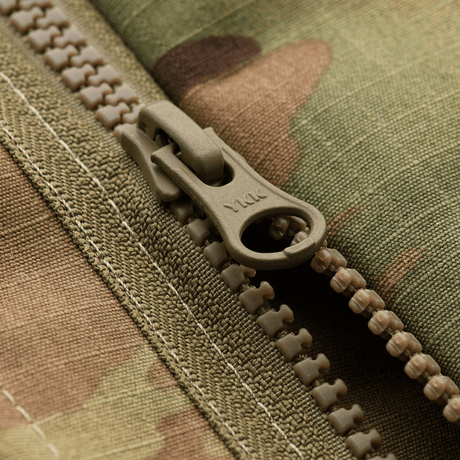 Vetoketju- ja kangasyksityiskohtia M-Tac Military Elite NYCO -takissa MultiCam-mallissa