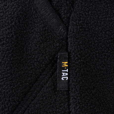 M-Tac Lite Microfleece Hættetrøje M-Tac-logolla reunustettuna elastisella nauhalla hyvään istuvuuteen. Musta mikrofleece, yksityiskohta