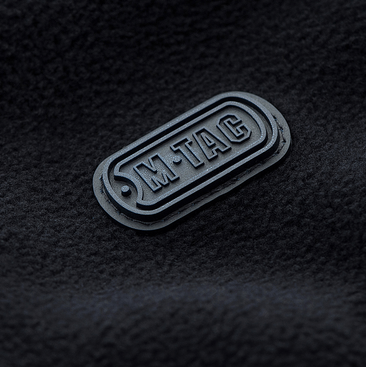 M-Tac-logo mikrofleecekankaassa M-Tac Lite Microfleece Hættetrøje: korostaa viimeistelyä ja tyyliä