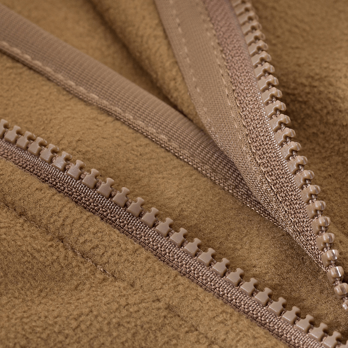 Lähikuva vetoketjusta M-Tac Norman Windblock -fleecatakissa, näyttää WindBlock-materiaalin ja softshell-paneelien yksityiskohdat.