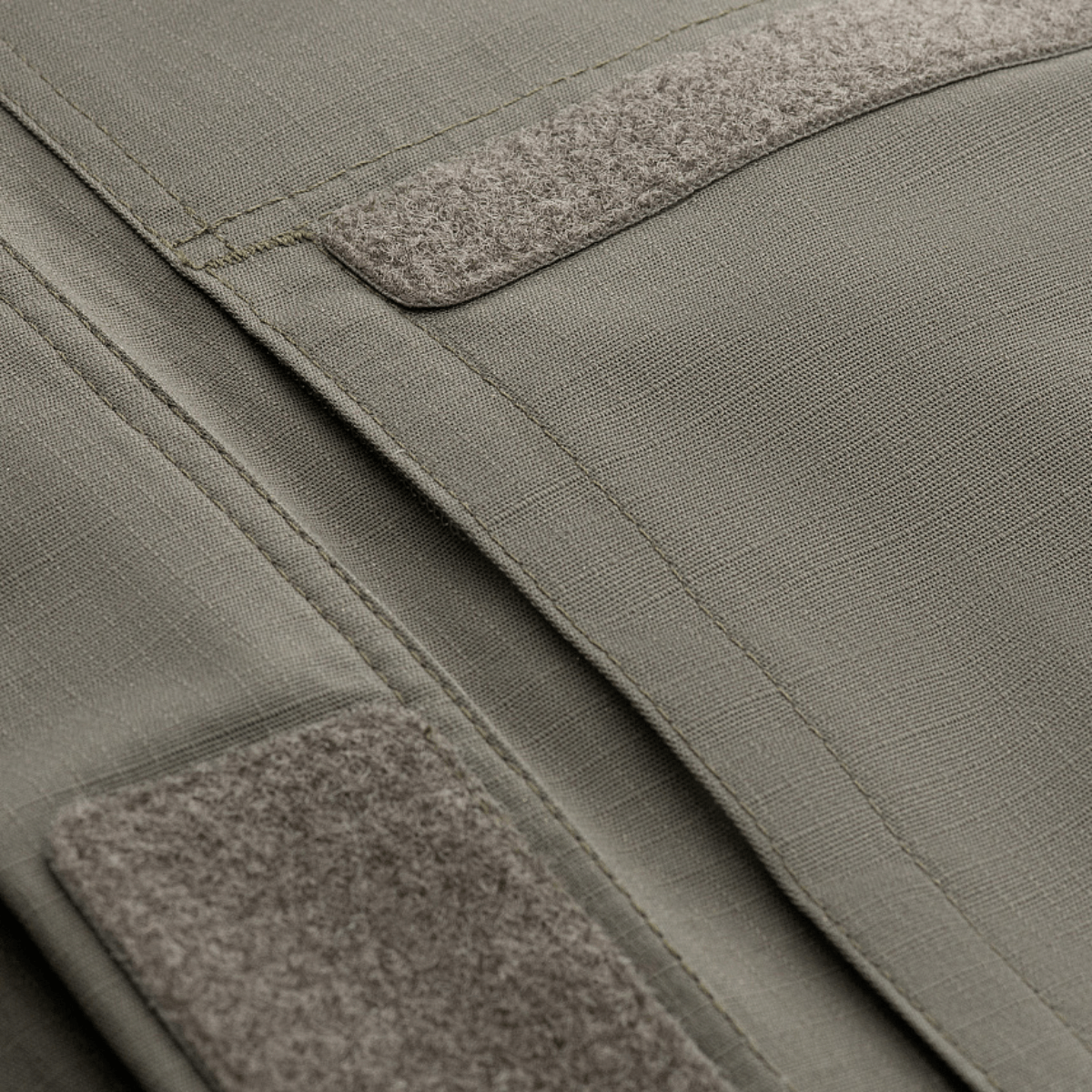 Lähikuva M-Tac Patrol Flex -takista Velcro-yksityiskohdilla ja YKK-fittingseillä, taktiseen käyttöön.