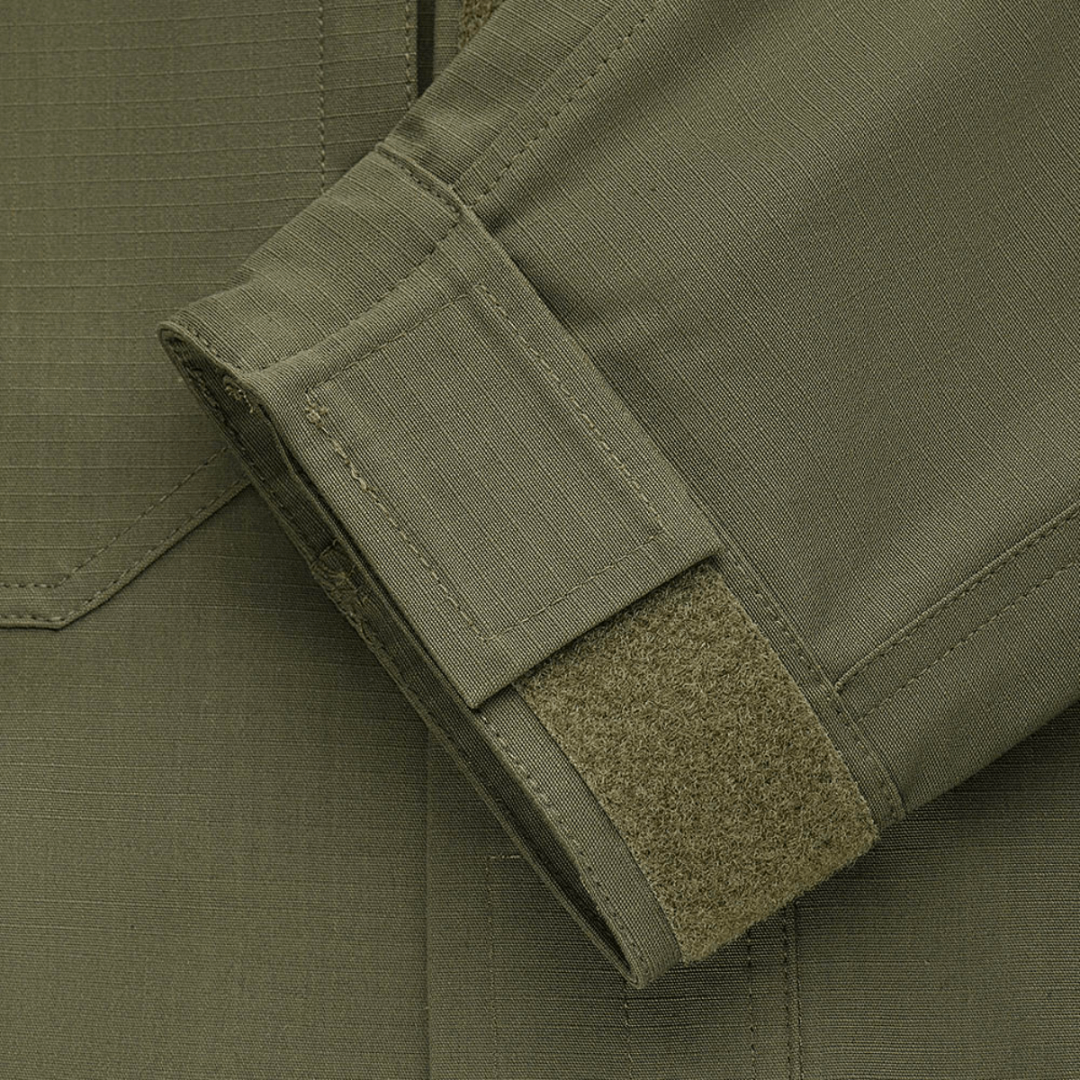 Yksityiskohta M-Tac Patrol Flex -takista Velcro-kiinnityksellä ja YKK-fittingseillä, taktiseen käyttöön, mukava ja kevyesti vartaloa myötäilevä takki.