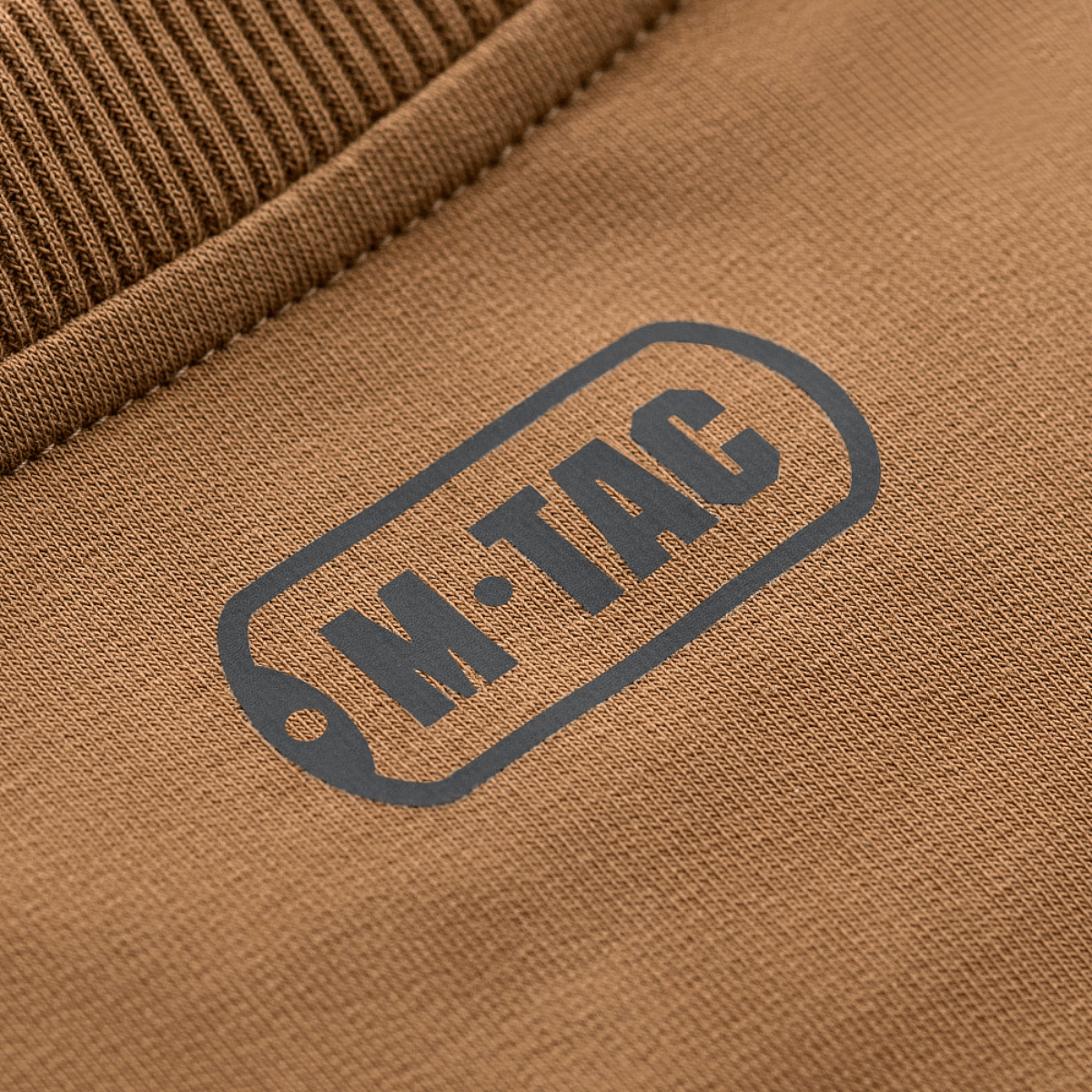 Lähikuva M-Tac Pullover 4 Seasons pyöreästä pääntiestä joustavassa materiaalissa, sopii arki- ja taktiseen käyttöön ympäri vuoden