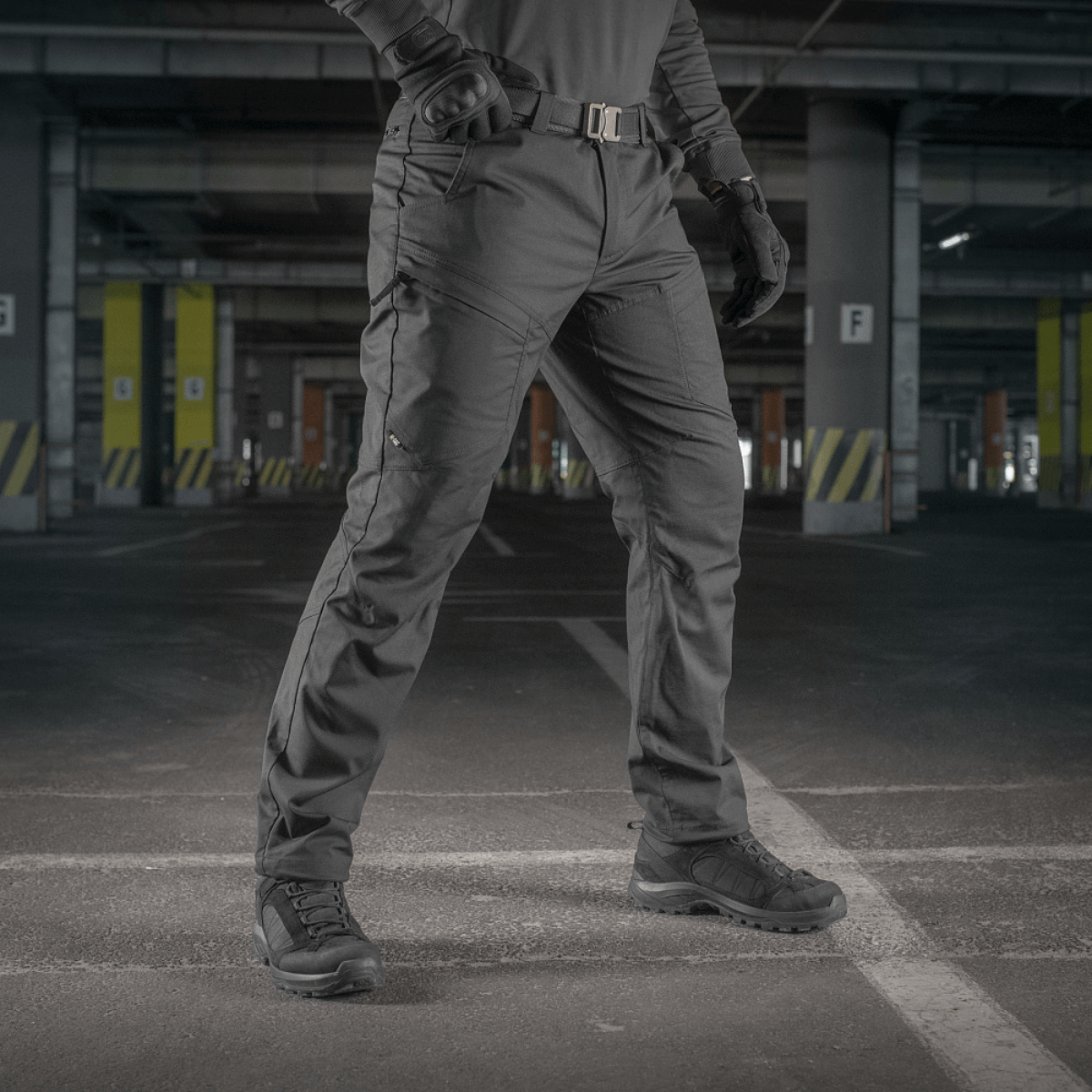 M-Tac Tactical Bukser Patrol Gen II Flex urbaanissa ympäristössä, sopii taktisiin tehtäviin ja ulkokäyttöön.
