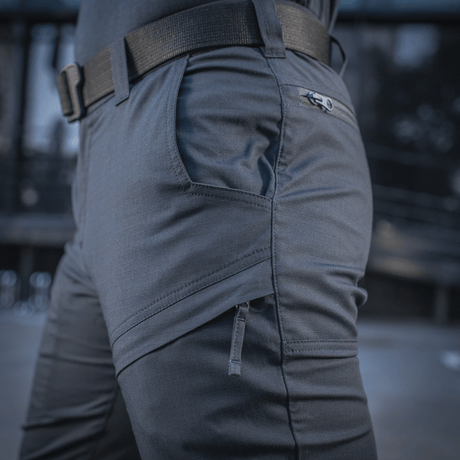 M-Tac Tactical Bukser Patrol Gen II Flex toiminnassa, näyttää käytännölliset vetoketjutaskut ja säädettävän vyön optimaalista istuvuutta ja toimivuutta varten.