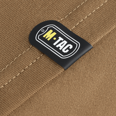 Lähikuva M-Tac Long-sleeve T-shirt 93/7 saumasta ja logosta ruskeassa kankaassa.