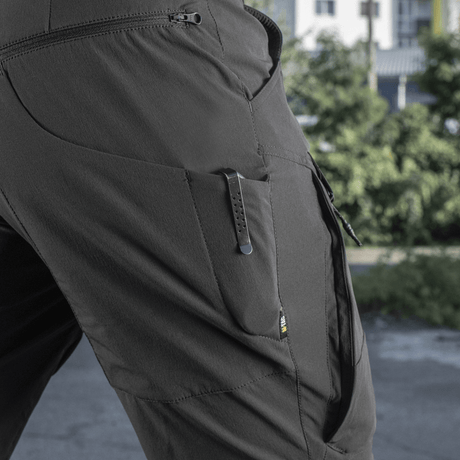 M-Tac Shorts Rubicon Flex tumman oliivinvihreänä cargotaskuilla ja YKK-vetoketjuilla, suunniteltu kesäkäyttöön mukavuutta ja toiminnallisuutta ajatellen.