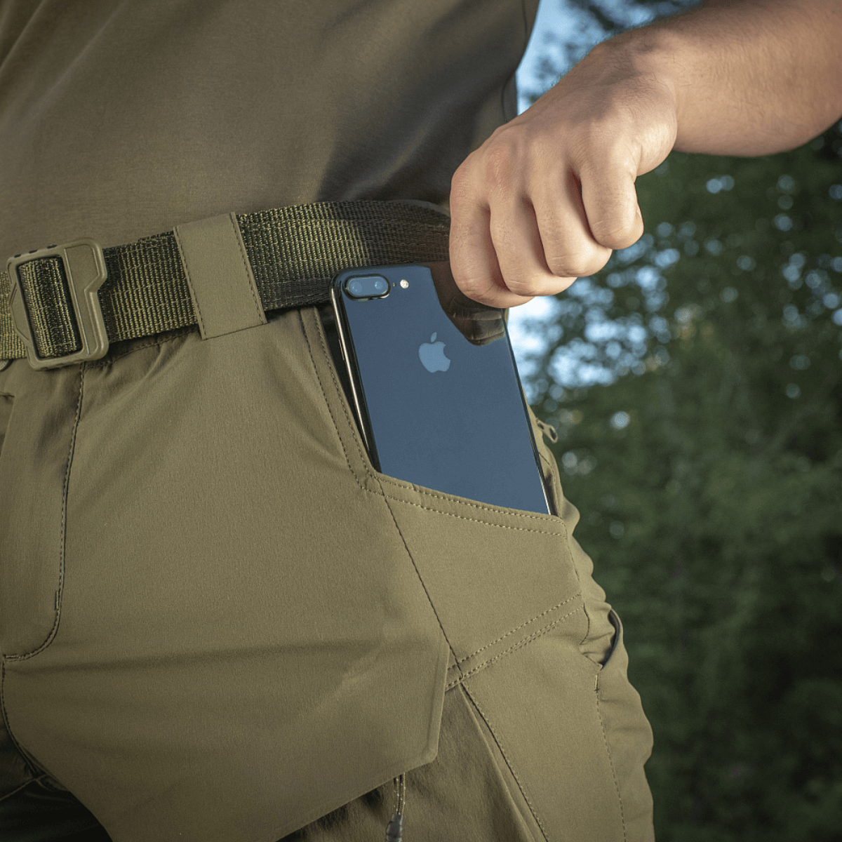 M-Tac Shorts Rubicon Flex tummanoliivinvihreät, cargotasku puhelimelle, suunniteltu mukavuuteen ja toiminnallisuuteen kesällä.