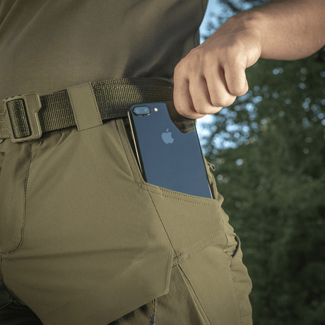 M-Tac Shorts Rubicon Flex tummanoliivinvihreät, cargotasku puhelimelle, suunniteltu mukavuuteen ja toiminnallisuuteen kesällä.
