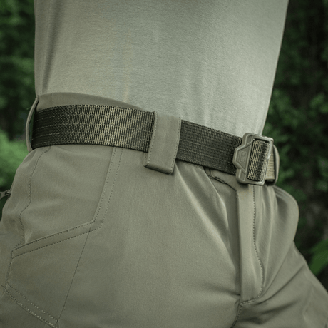 M-Tac Shorts Rubicon Flex tummanoliivinvihreät, cargotaskut ja kestävä vyö, sopivat kesään. Valmistettu 85% nylonista, 15% spandexista.