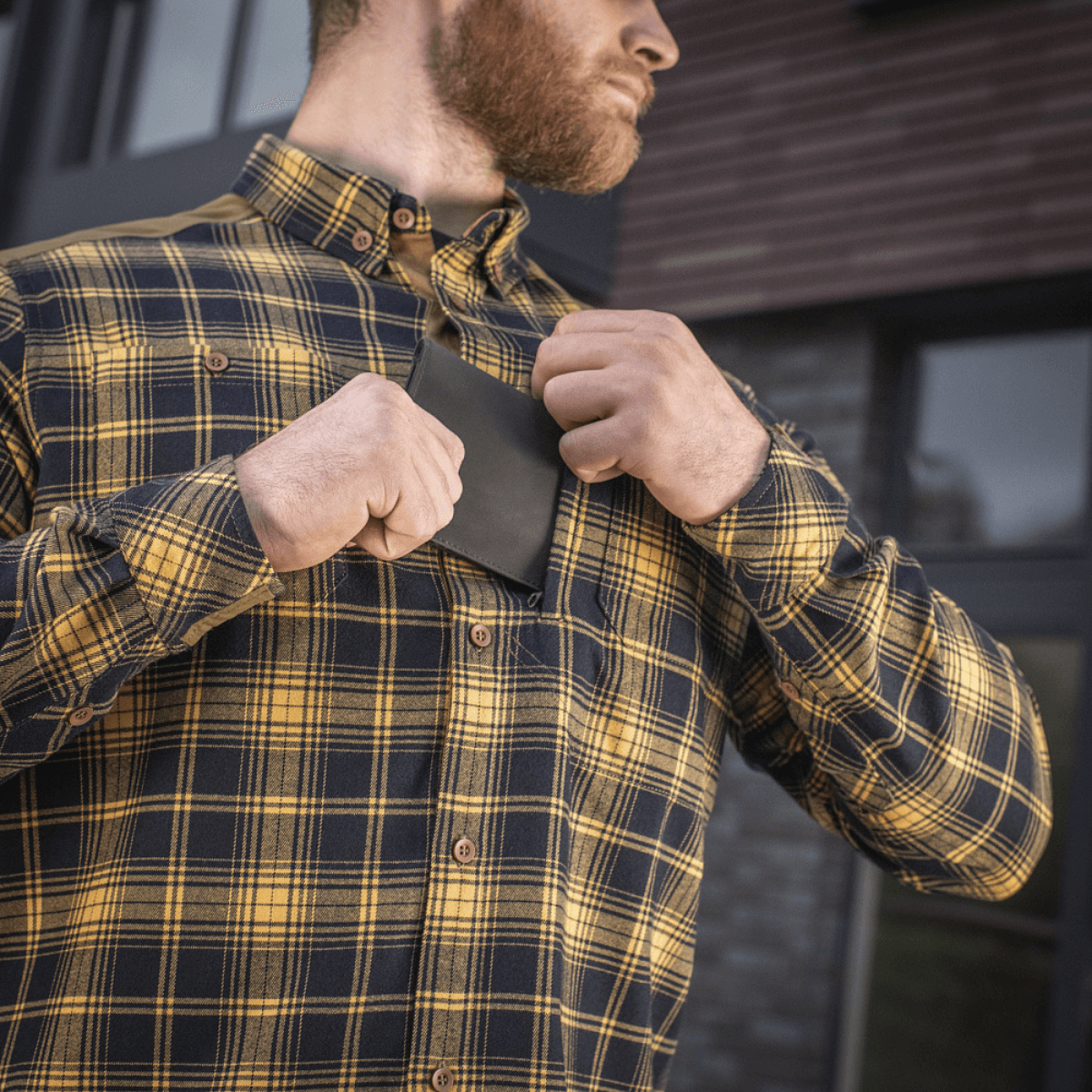 Mies M-Tac Redneck -paidassa laivastonsininen/keltainen ruutu, säätää rintataskua. Tuulta ja vettä hylkivä materiaali, ihanteellinen päivittäiseen käyttöön.