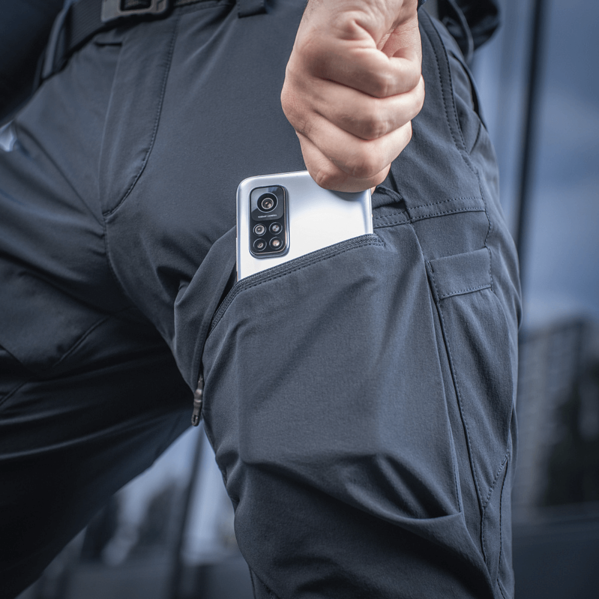 M-Tac Rubicon Flex -housut innovatiivisella cargo-taskulla ja puhelin taskussa, täydelliset harjoitteluun ja ulkoiluun.