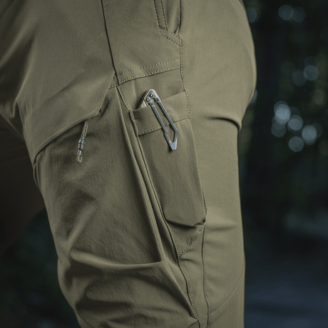 M-Tac Rubicon Flex 4-Way Stretch -materiaalista, innovatiivinen cargo-tasku ja vettä hylkivät ominaisuudet.