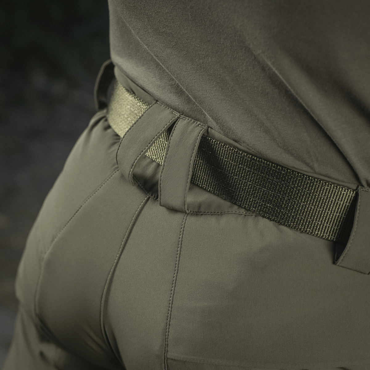 M-Tac Rubicon Flex -housut esittelevät modernin 4-Way Stretch -kankaan ja innovatiivisen läppäsuunnittelun mukavuutta ja toimintaa.