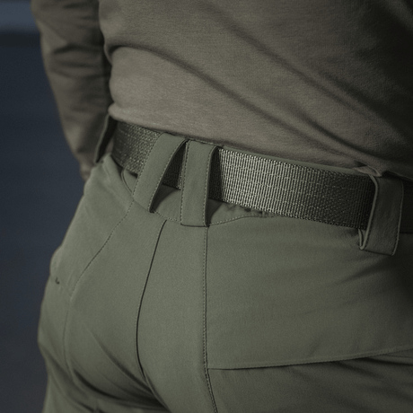 Yksityiskohta M-Tac Rubicon Flex -housuista innovatiivisella cargo-taskusuunnittelulla, tehty vedenpitävästä ja hengittävästä kankaasta.