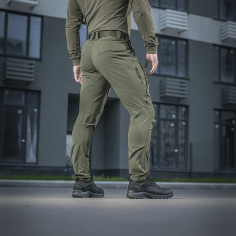 M-Tac Rubicon Flex 4-Way Stretch -kankaasta, nähty takaa, optimaalinen treeniin, ampumiseen ja vapaa-aikaan, innovatiivinen cargo-taskusuunnittelu.