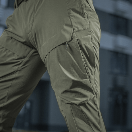 M-Tac Rubicon Flex vedenpitävässä 4-Way Stretch -kankaassa, innovatiivinen cargo-taskusuunnittelu, sopii treeniin ja ulkoaktiviteetteihin.