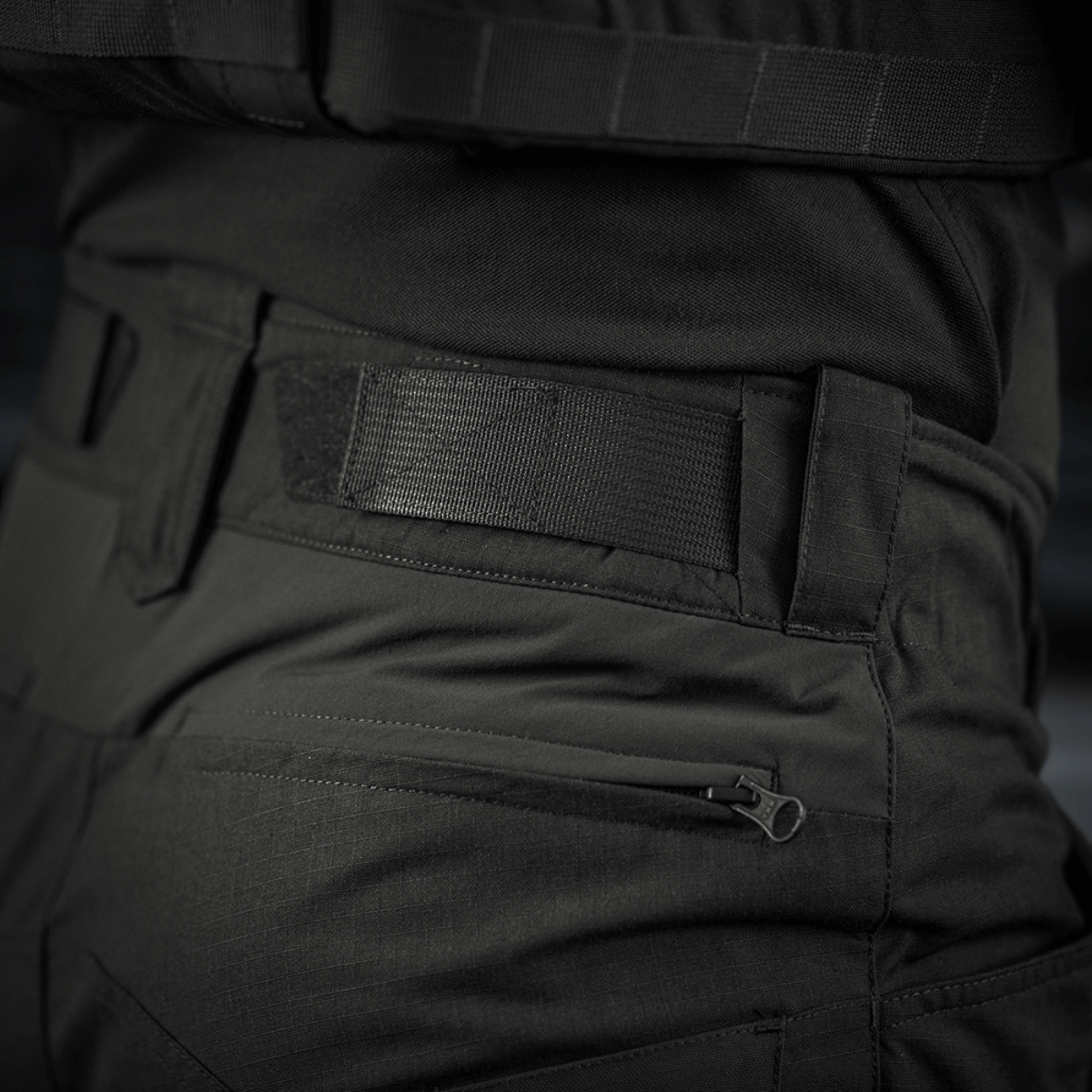 M-Tac-housut STURM NyCo Extreme Gen.II taktiset housut kestävästä vetoketjusta ja tarrakiinnityksestä, suunniteltu mukavuuteen ja toiminnallisuuteen.