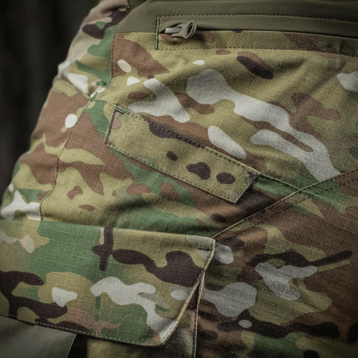 M-Tac-housut STURM NyCo Extreme Gen.II maastokuvioitu, korostaa mukavuutta ja kestävyyttä erilaisissa olosuhteissa.