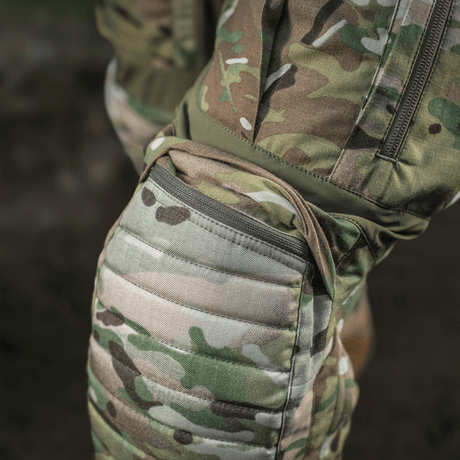 Yksityiskohta M-Tac-housuista STURM NyCo Extreme Gen.II vahvistetulla polvella Cordura 500D ja maastokuvio.
