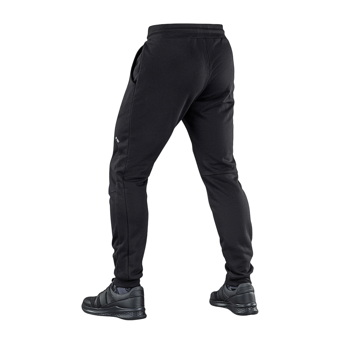 Mustat M-Tac Stealth Cotton -housut 100% puuvillaa, takaa nähtynä, kuminauha vyötäröllä ja avoimet sivutaskut maksimaaliseen mukavuuteen.