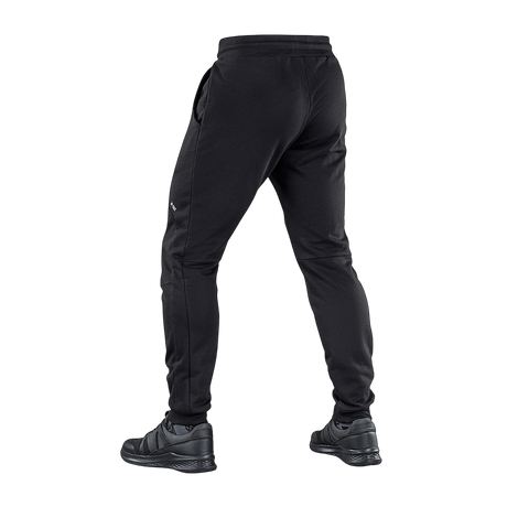 Mustat M-Tac Stealth Cotton -housut 100% puuvillaa, takaa nähtynä, kuminauha vyötäröllä ja avoimet sivutaskut maksimaaliseen mukavuuteen.