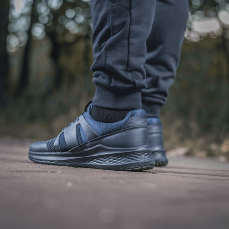 M-Tac Stealth Cotton -housut mustien urheilukenkien kanssa, sopivat juoksuun ja kuntoiluun, ulkoilmassa, näyttäen liikkumisvapautta ja tyyliä.