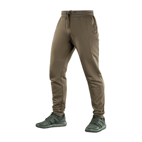 M-Tac Stealth Cotton -housut ruskeana, puuvillahousut kuminauhalla vyötäröllä ja sivutaskuilla, ihanteelliset juoksuun ja treeniin.