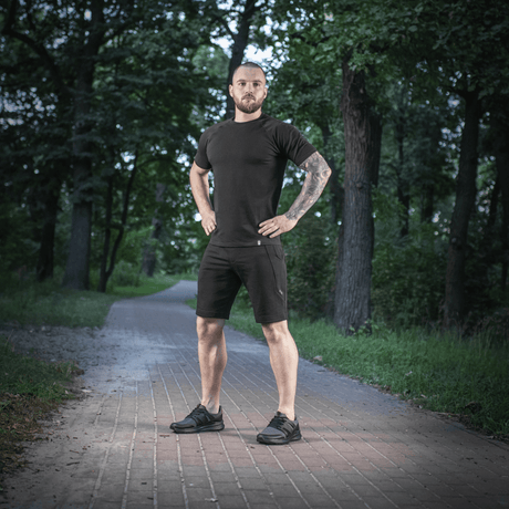 Mies M-Tac Shorts Casual Fit Cotton -shortseissa luonnossa, näyttää miellyttävän ja hengittävän istuvuuden. Sopii kesä- ja aktiivikäyttöön.